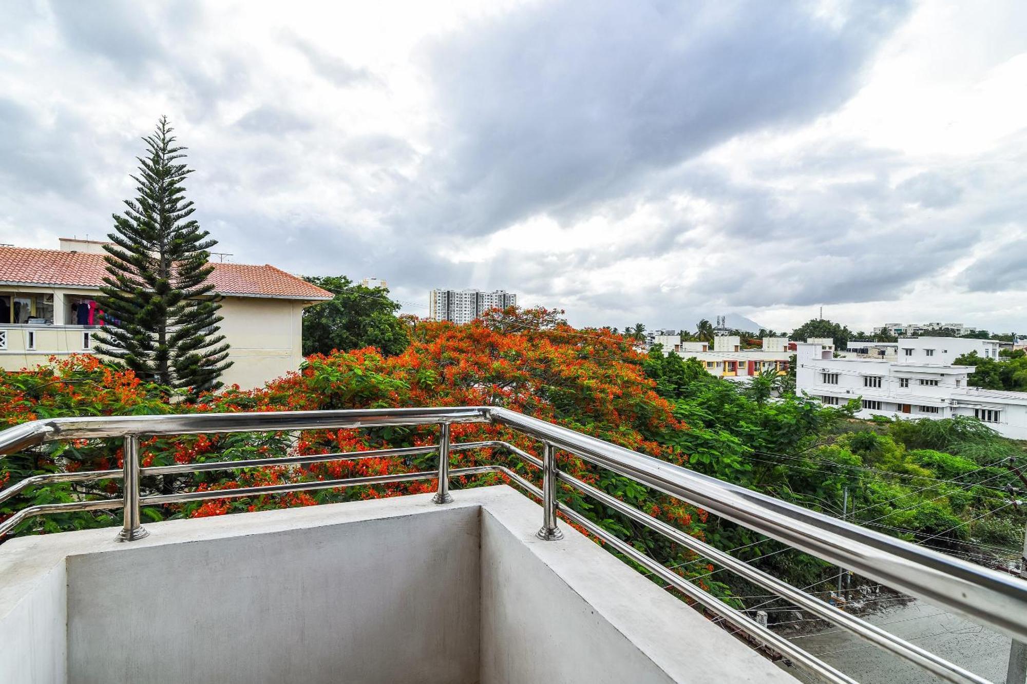 Oyo Flagship Lotus Lakeview Apartments Singanallur Exterior photo